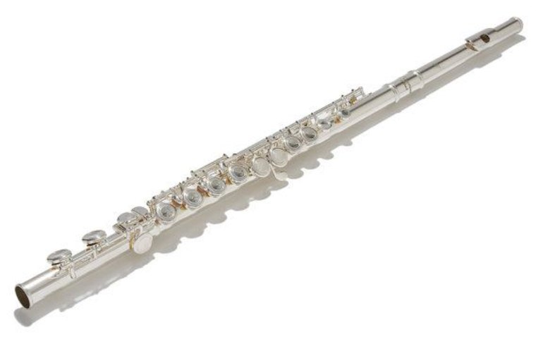 Una flauta travesera de plata, sistema Boehm, vista de perfil